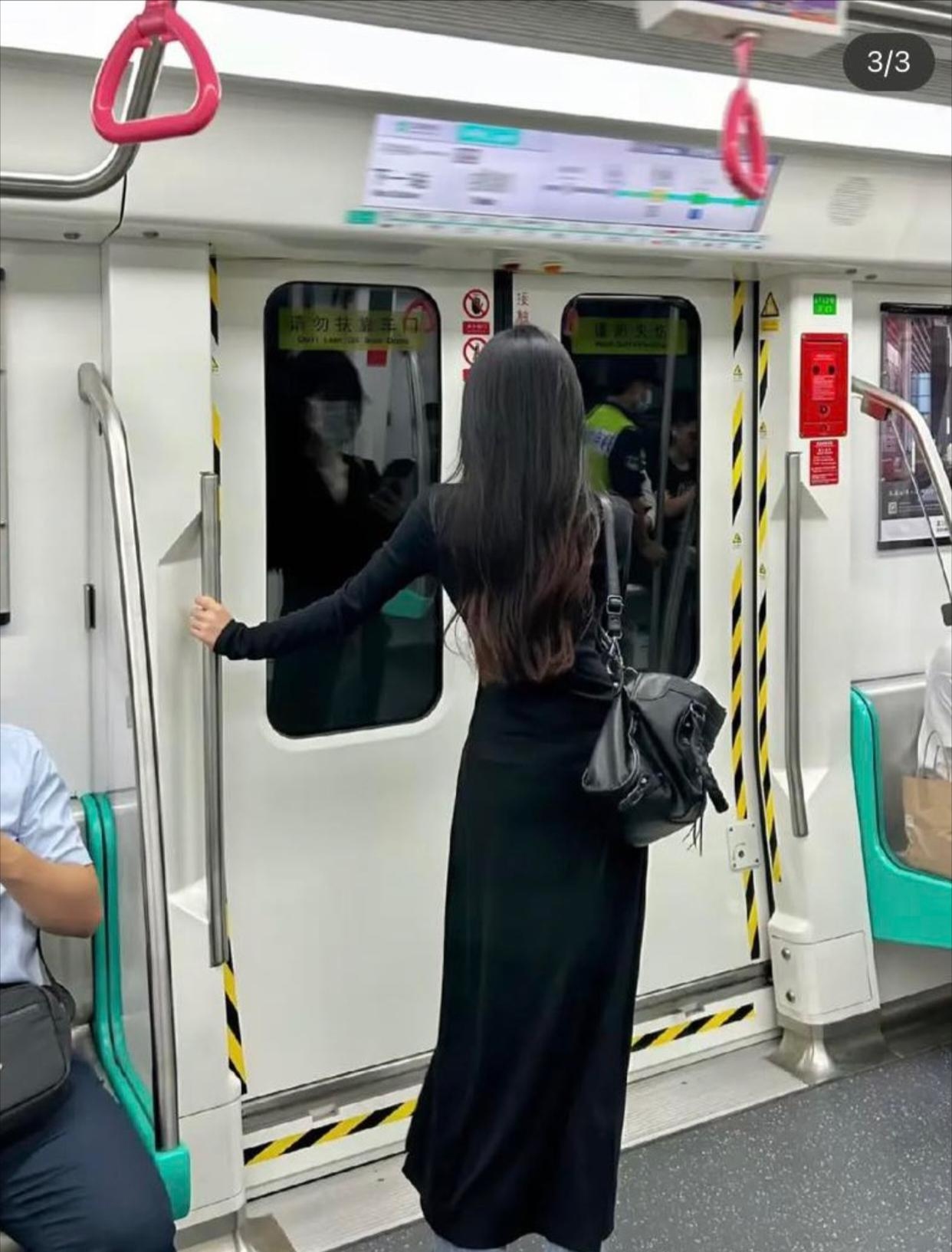 地铁上见到长发美女看看人家的腰纤细如柳