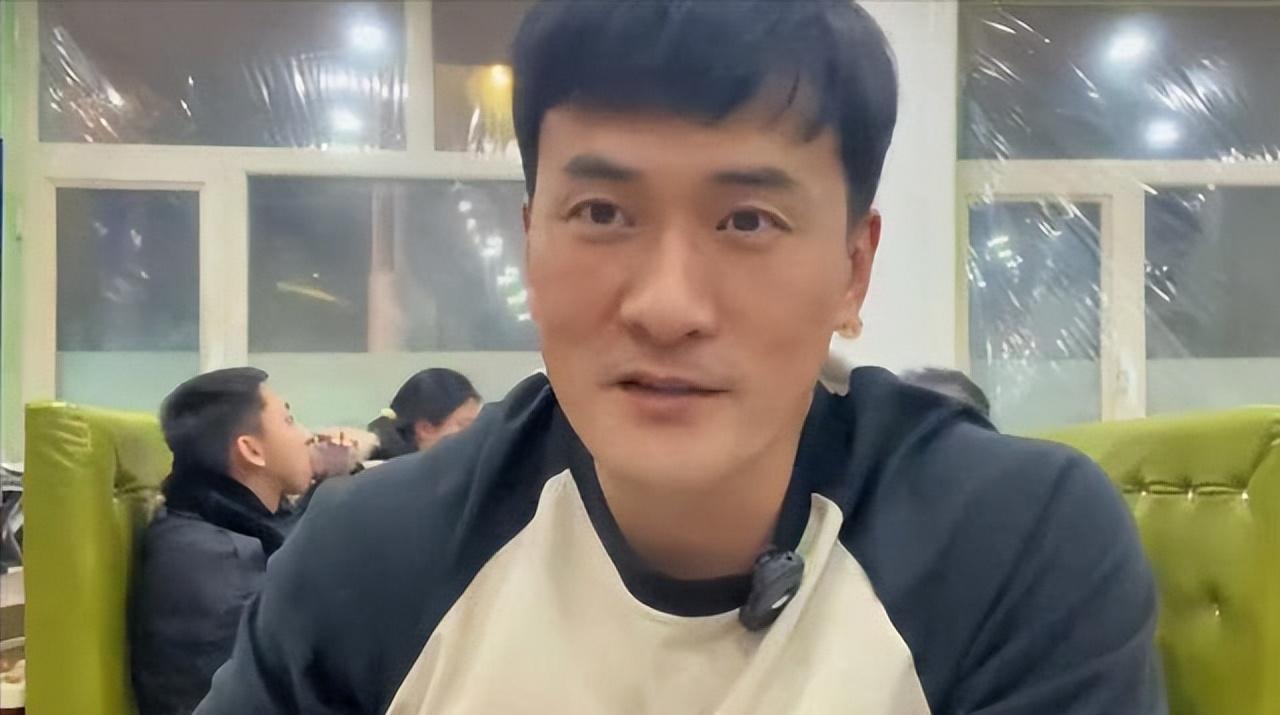 与何洁离婚7年,赫子铭宣布再婚喜讯,现任妻子温柔甜美