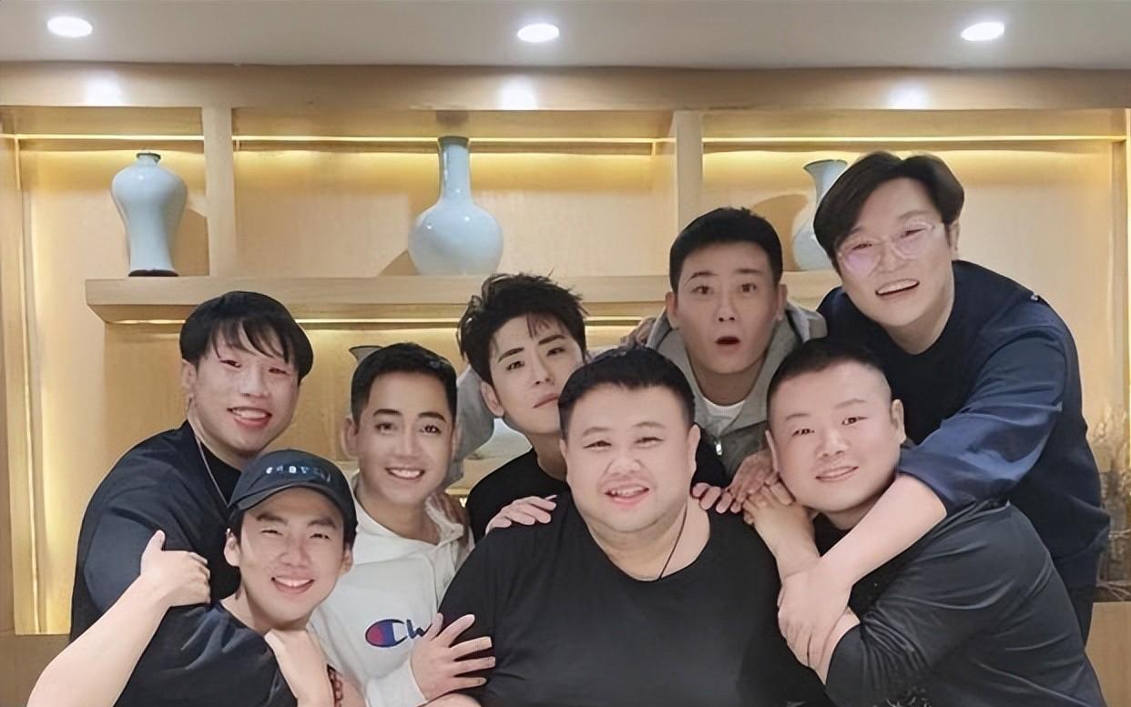 德云三队聚餐照被晒,在宿舍给章九徕过生日,屋内摆设很有生活感