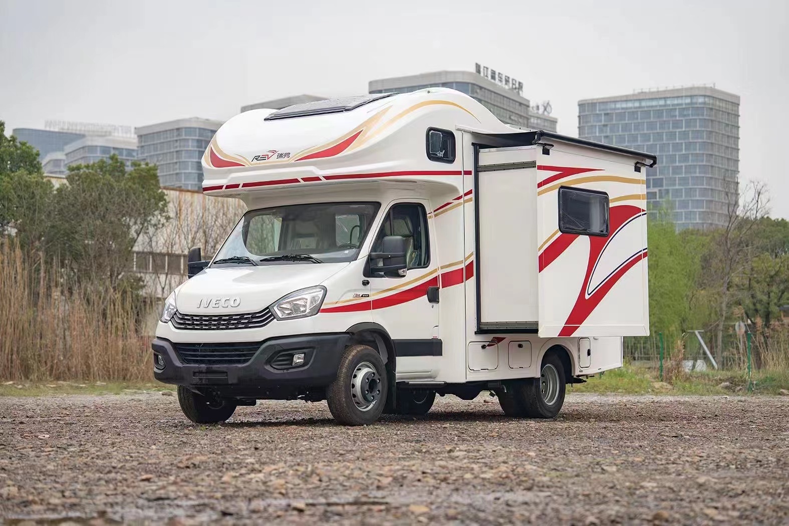 瑞弗v820 6.5t双拓展房车