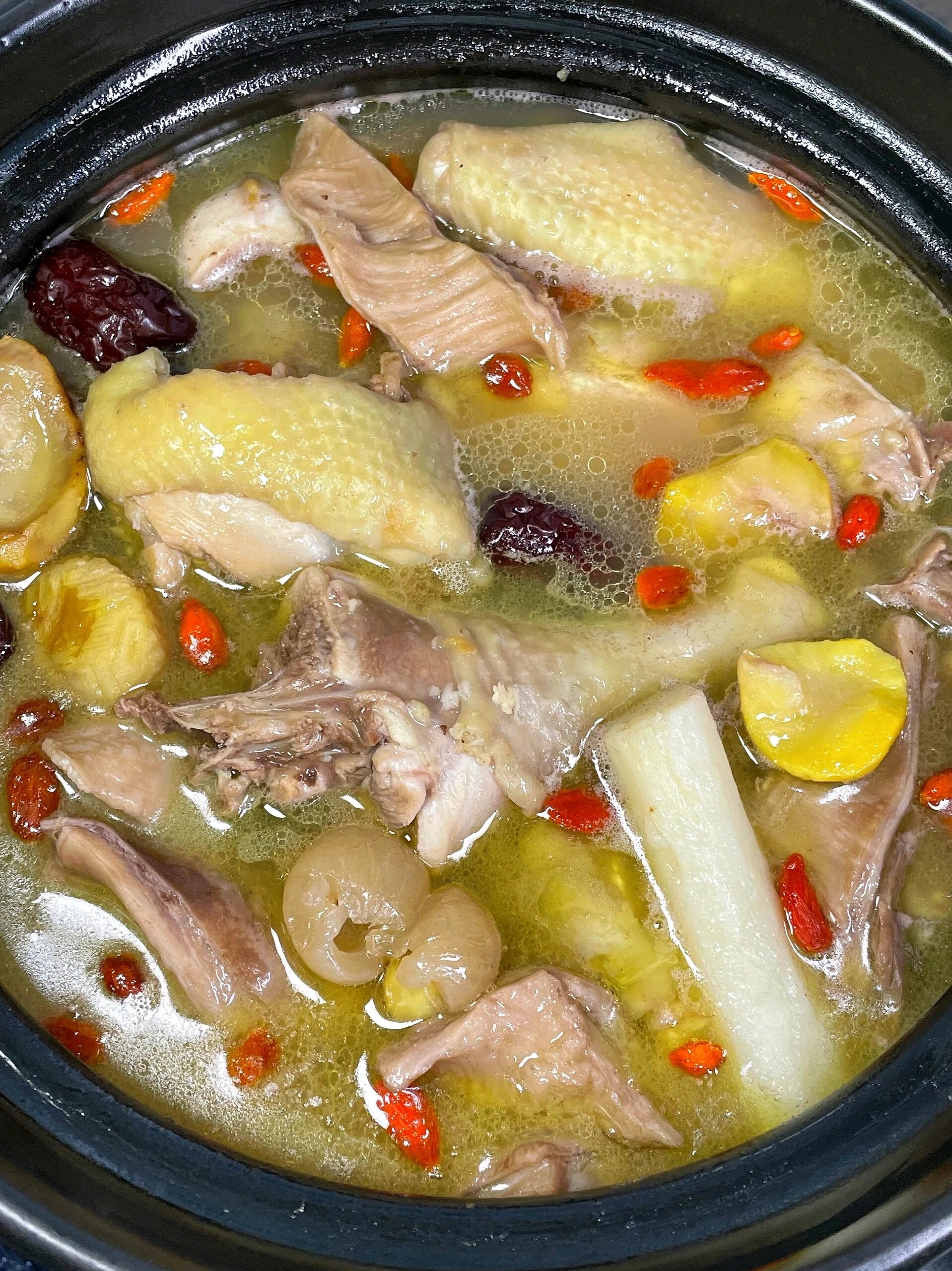 肚土鸡栗子汤,不仅味道醇厚,而且滋补暖胃真的是营养又健康