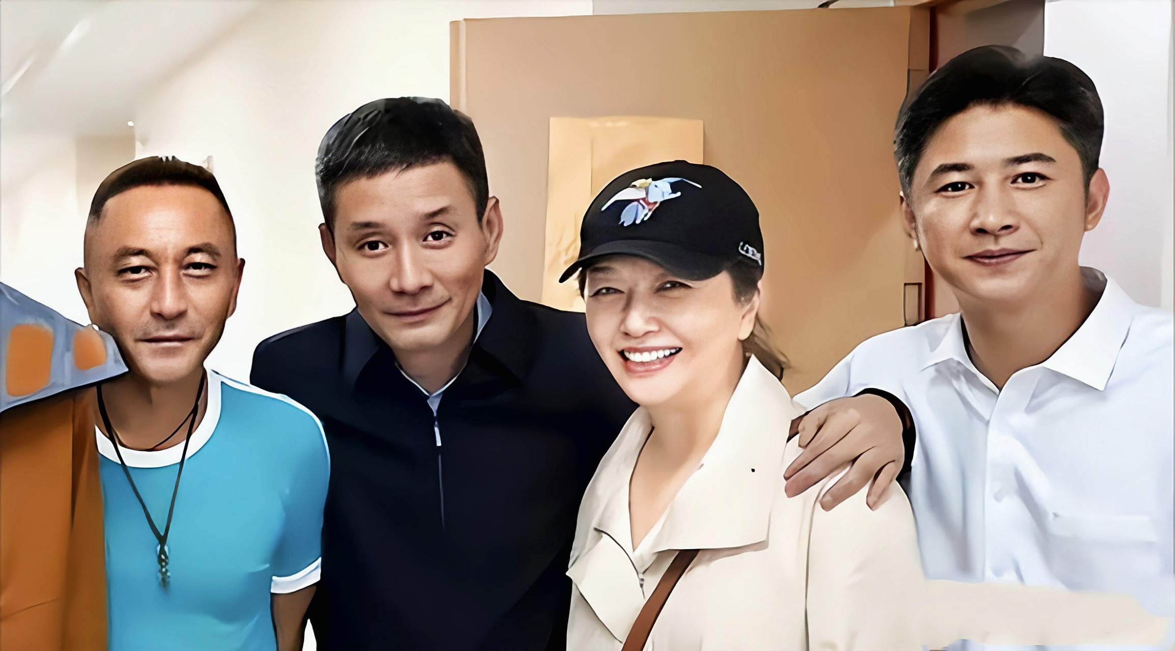 田小洁和江珊夫妻少有的甜蜜合照.