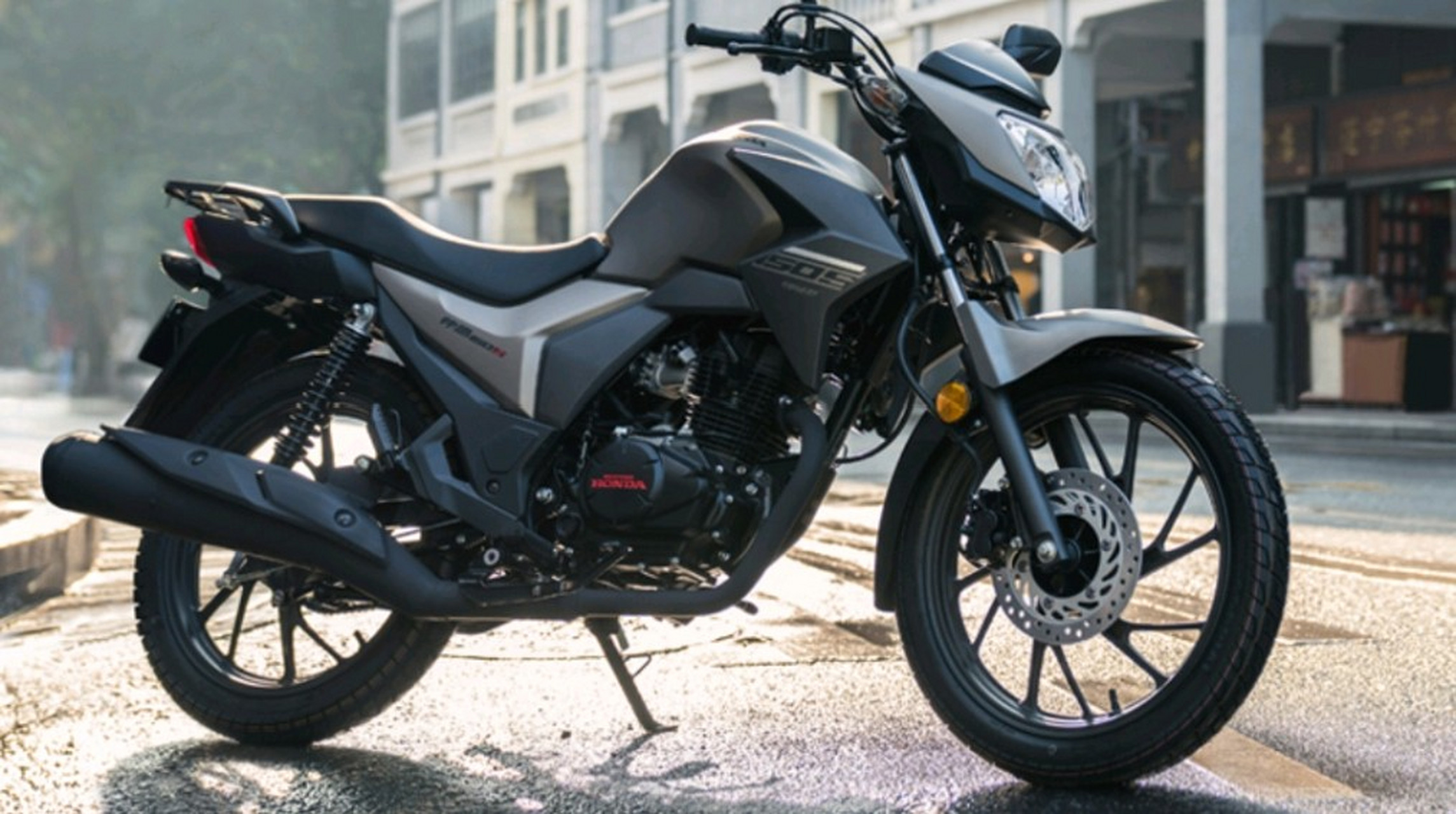 摩托车# 今天在街上看到一辆五羊本田帅影150s,是深灰色的版本,还