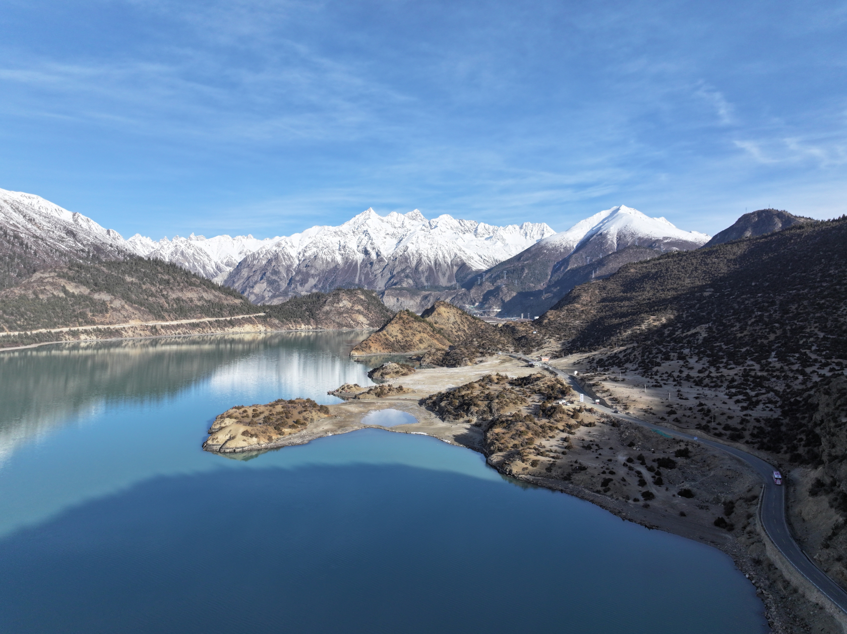 然乌湖位于西藏自治区昌都市八宿县境内西南部,紧邻川藏公路,是由于山