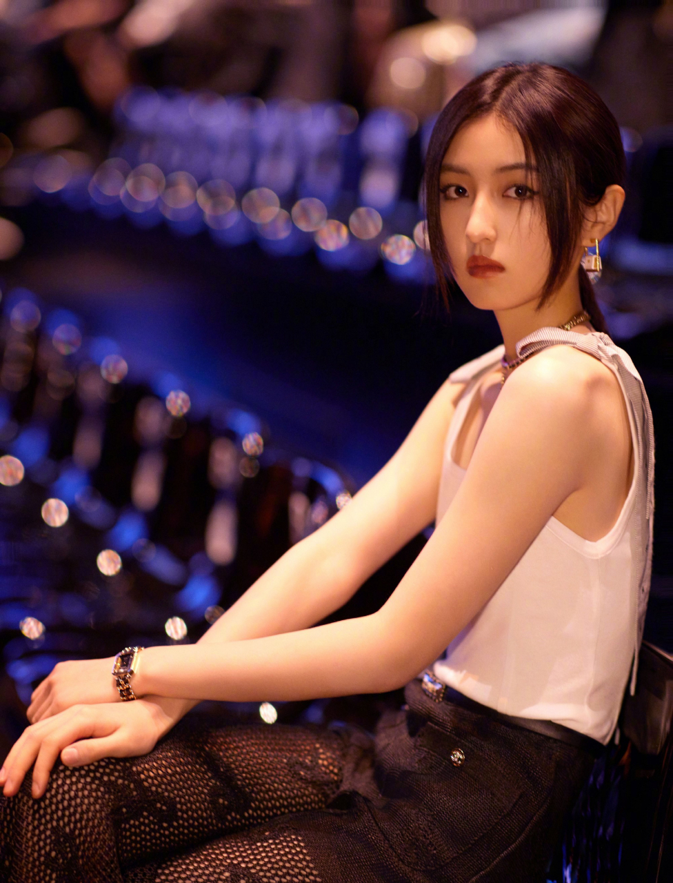 张子枫,黑白色彩穿搭,又酷又美