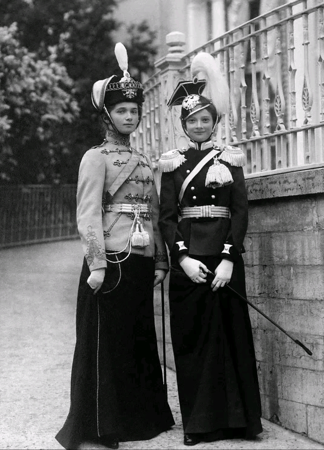 在1913年的一张照片中身着军服的沙皇尼古拉二世的两位女儿端坐在一