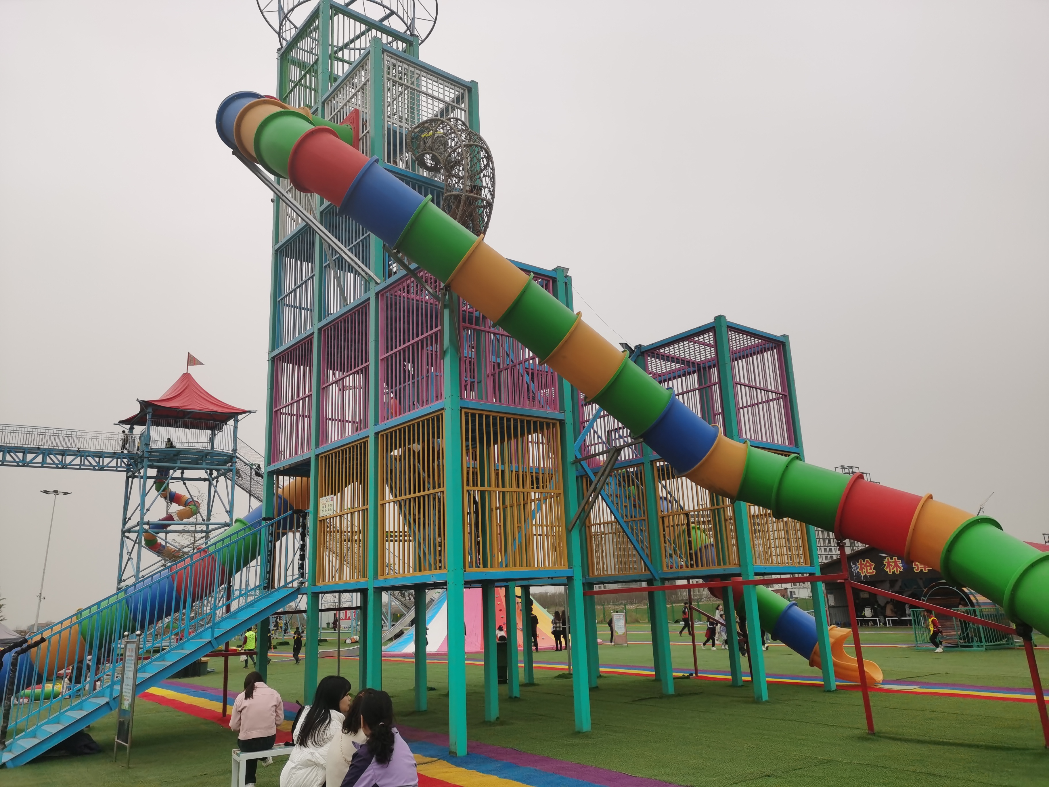 位于宝鸡市蟠龙新区的蟠龙欢乐世界,是一个非常值得带孩子去玩的地方.