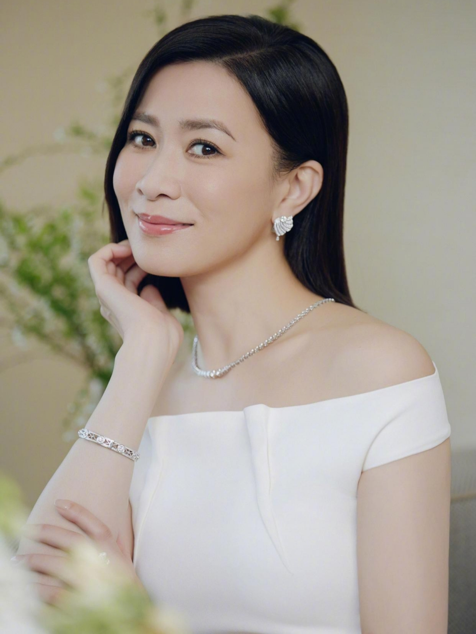 璀璨珠宝配白裙,佘诗曼一字肩写真大放异彩,光彩夺目.