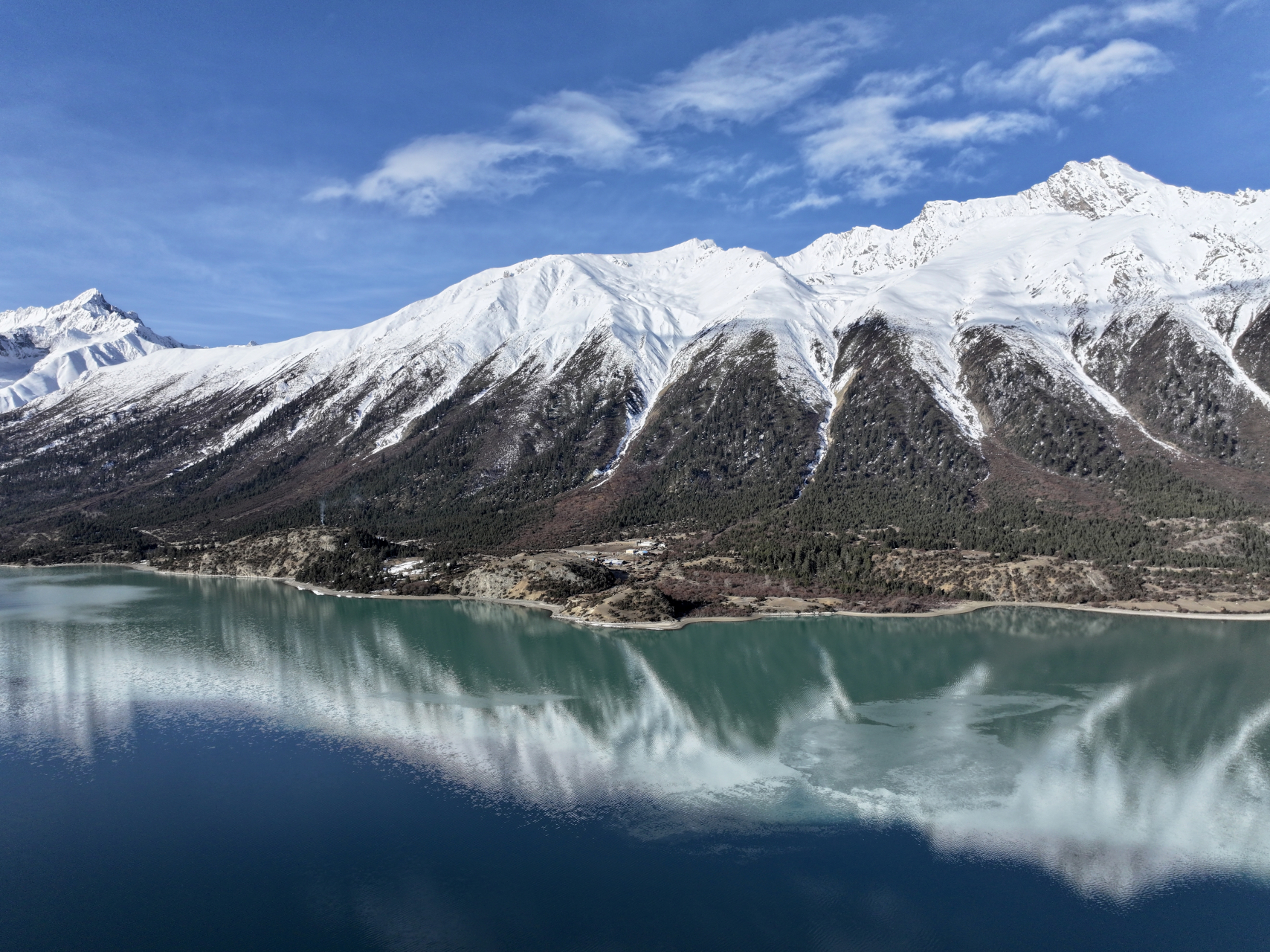 然乌湖位于西藏自治区昌都市八宿县境内西南部,紧邻川藏公路,是由于山
