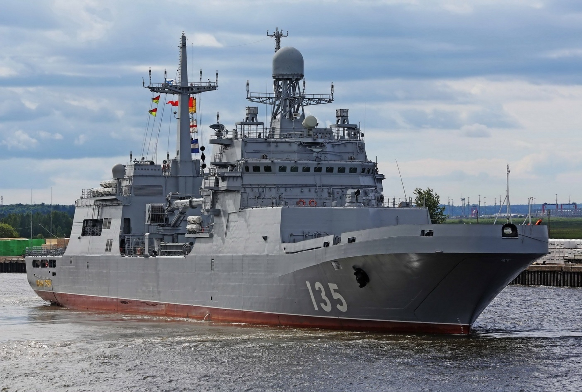 舰船欣赏:俄罗斯海军伊万·格伦号坦克登陆舰,该舰是11711型登陆舰的