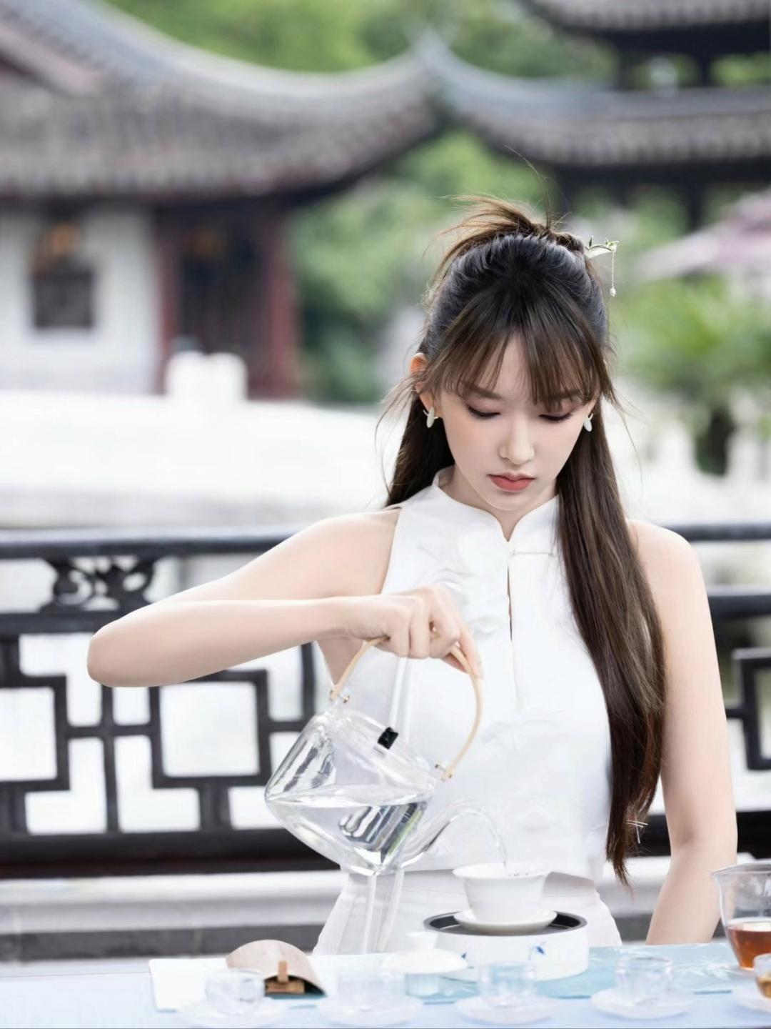程潇白色短裙写真绝美身材让人欲罢不能