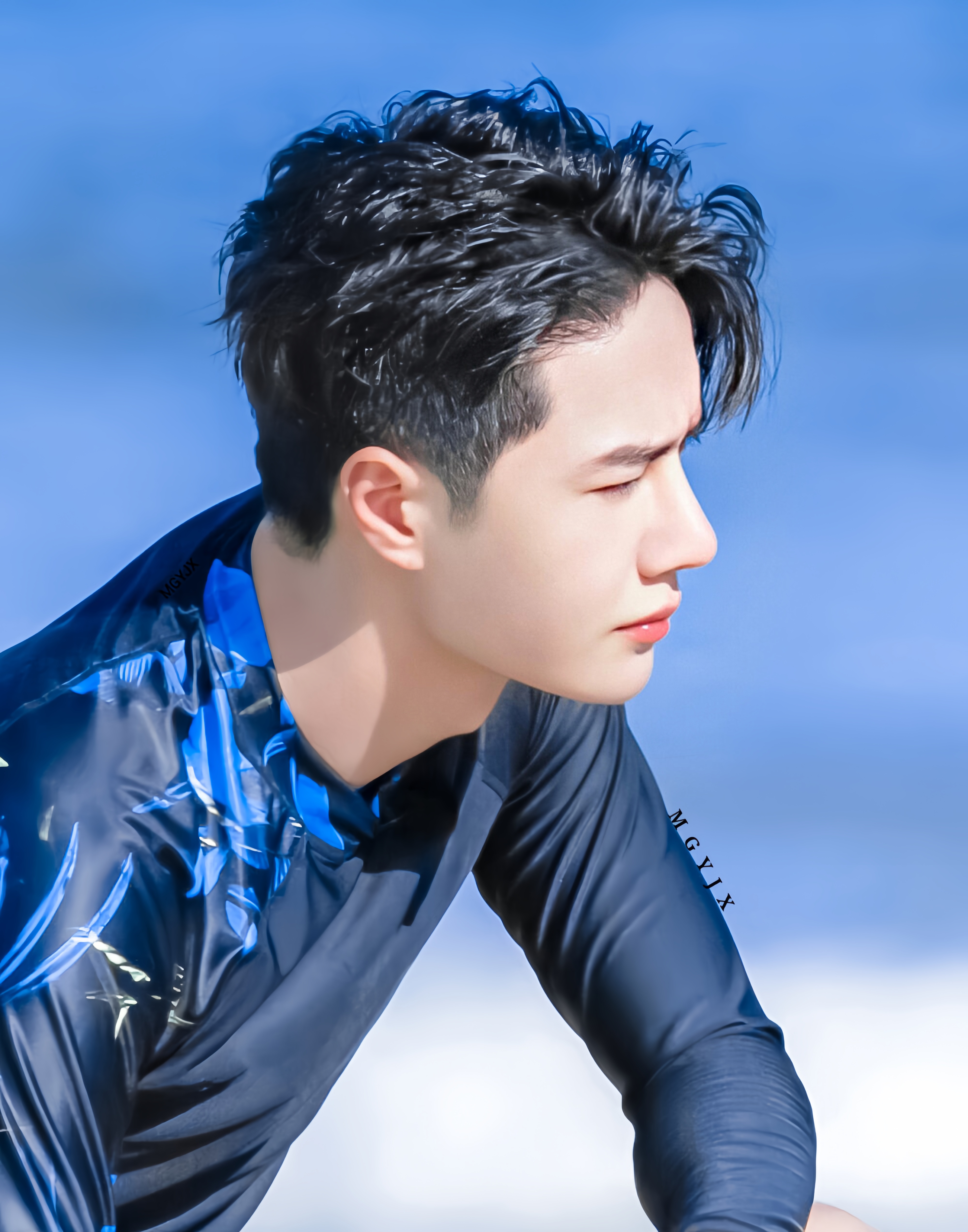 王一博是喜欢挑战性运动的男生,他冲浪的时候,享受着海浪的翻涌和阳光