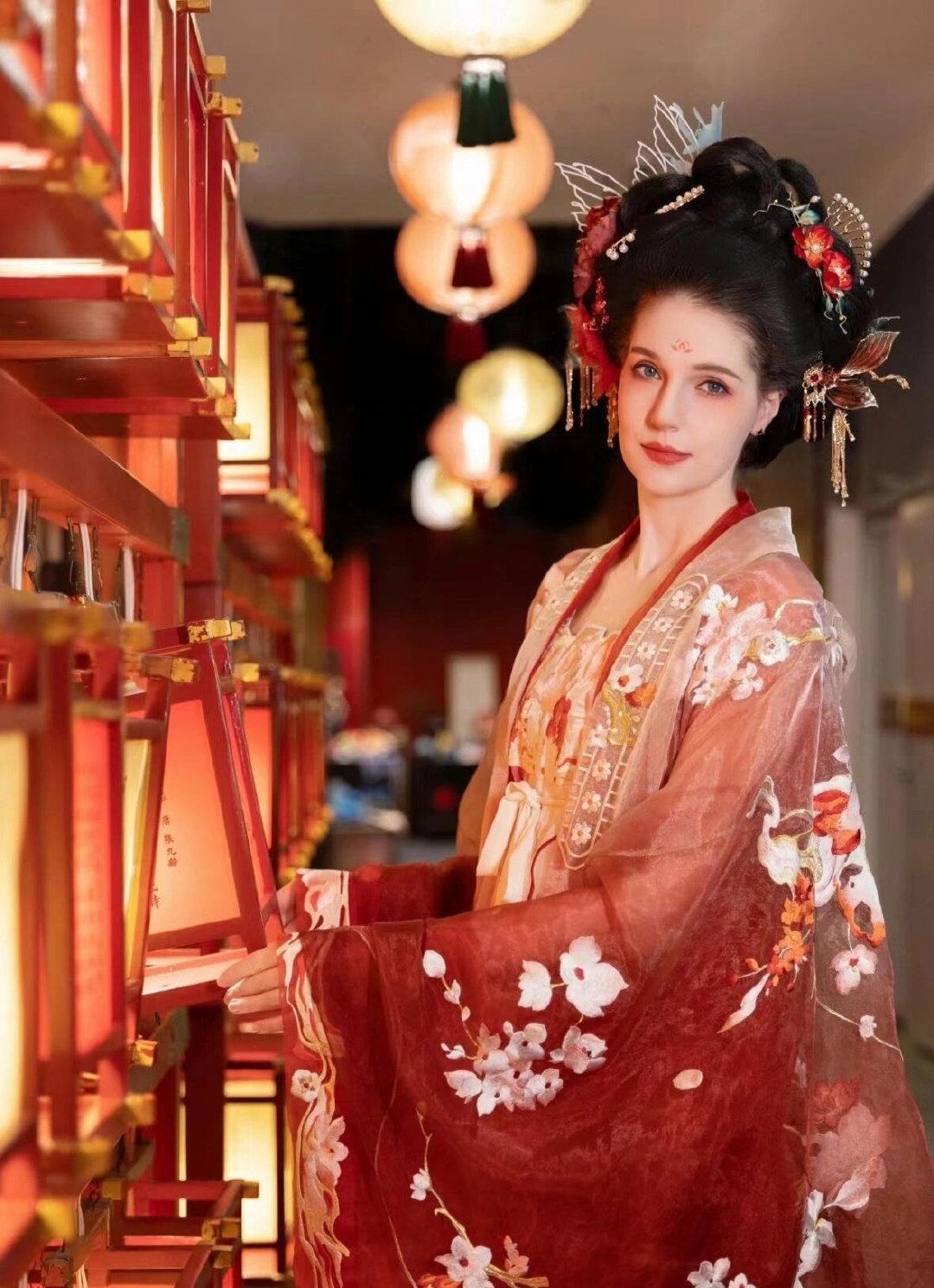 撒贝宁妻子李白汉服写真穿上汉服的李白真美连撒贝宁都看呆了