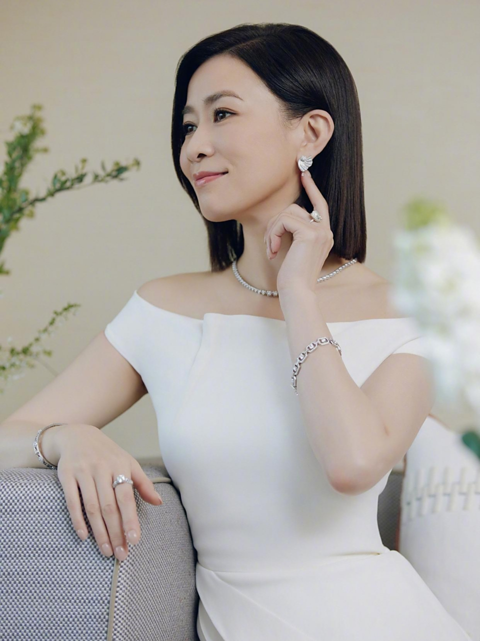 璀璨珠宝配白裙,佘诗曼一字肩写真大放异彩,光彩夺目.