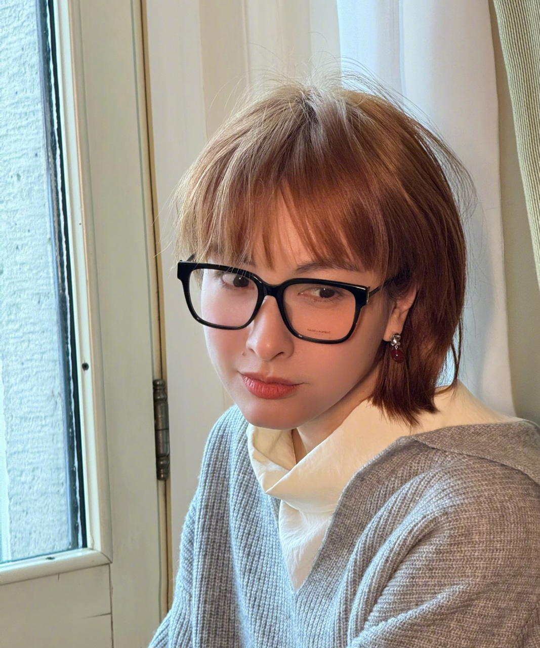 吴昕金色卷发发丝飘逸,蓬松感满分!发文表示偷得浮生半日闲.