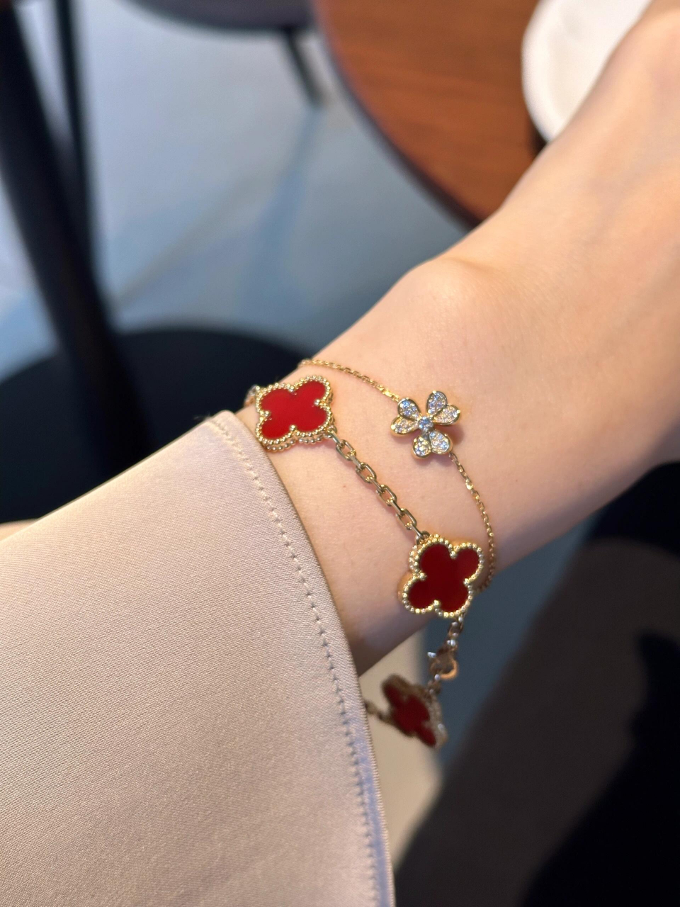 叠戴梵克雅宝vca正红色五花颜值拉满 红金色的搭配带来满满能量感