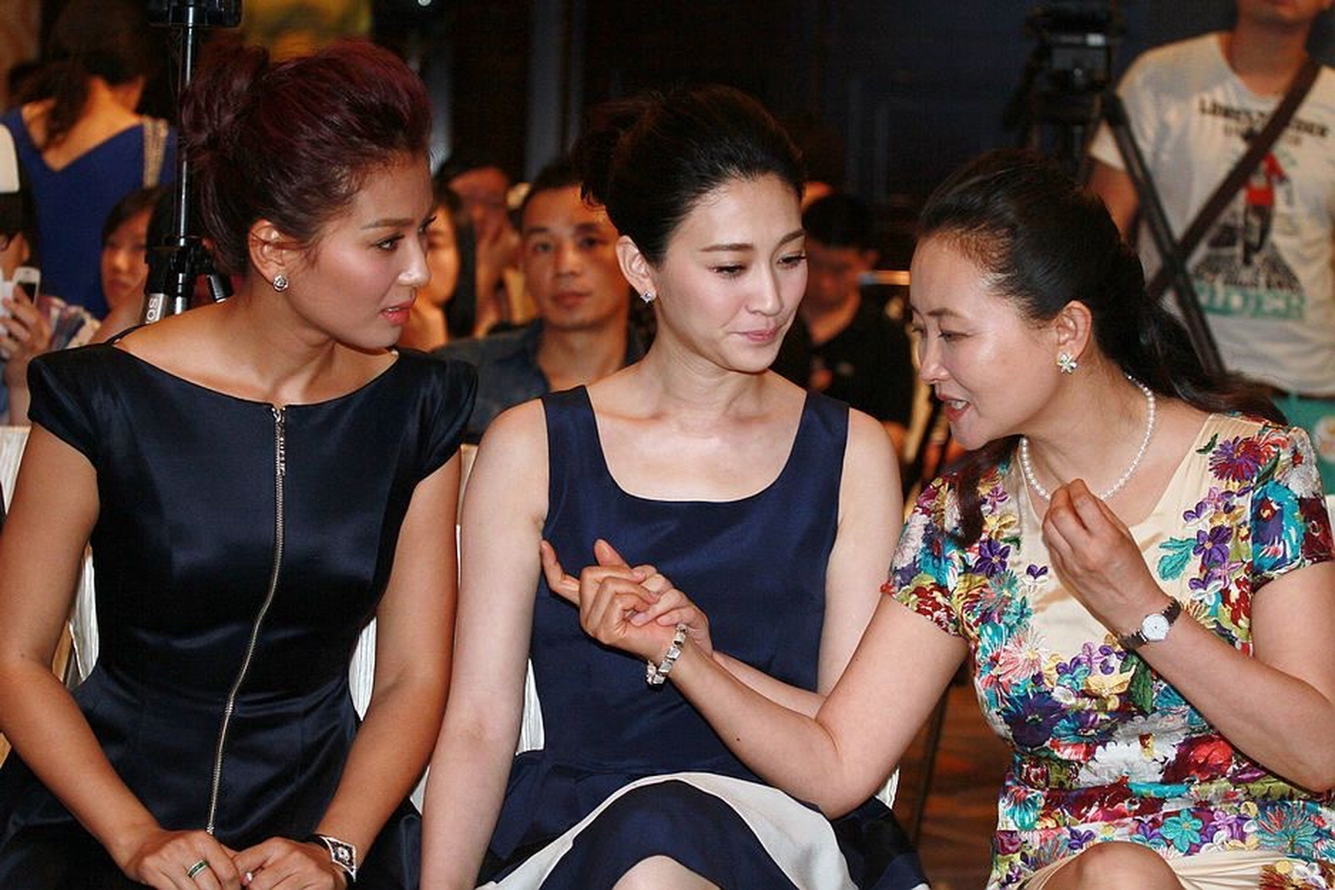 说实在,论颜值刘涛并不比李小冉差,但两人一同框,刘涛就像个土妞,全输