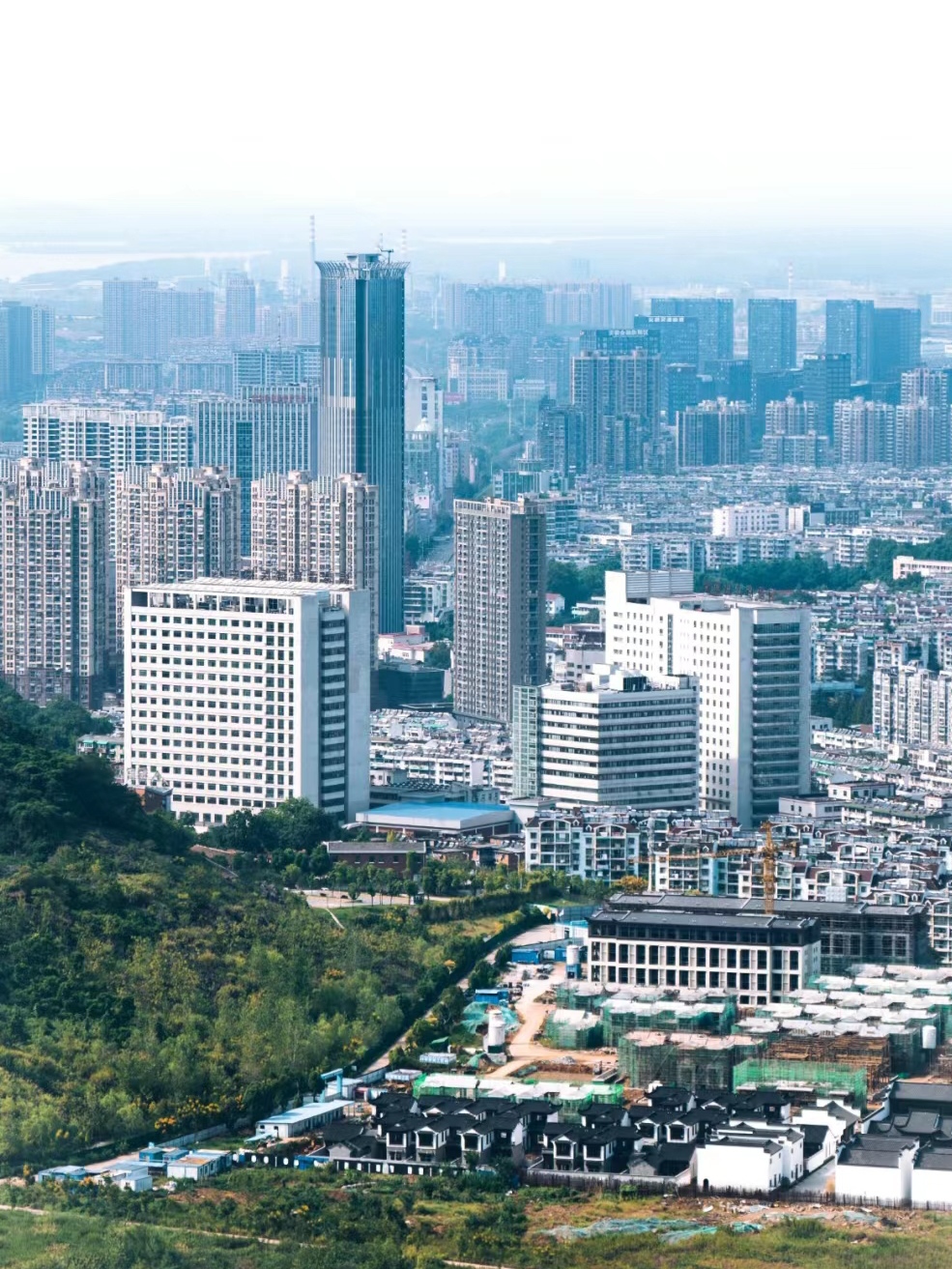 铜陵这座城市应该变入芜湖,面积不到3000平方公里,人口也就135万,市区