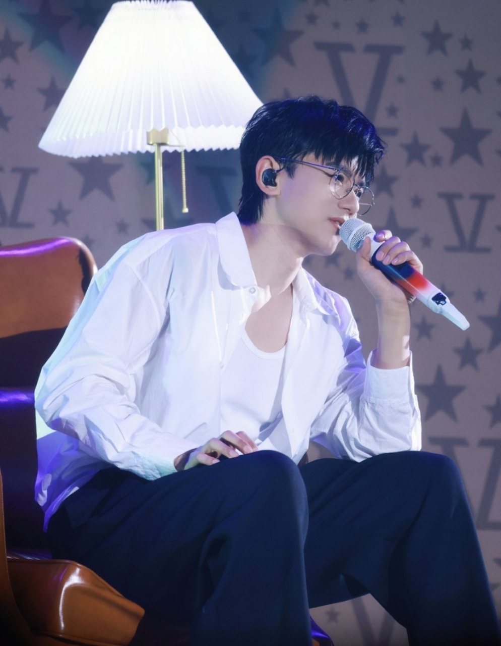 张杰眼镜白衬衫,昨日,张杰在微博晒出自己的演唱会现场随拍照,眼镜