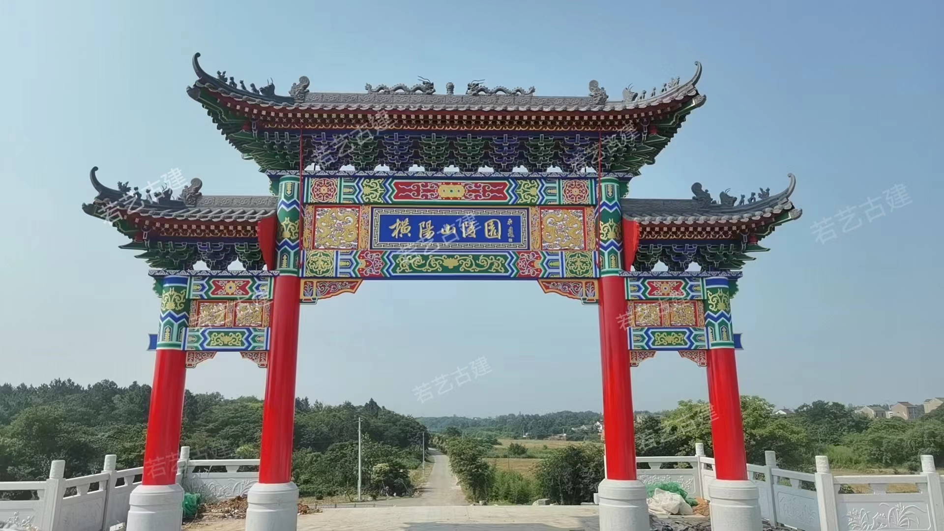新农村建设中的仿古牌坊,水泥牌楼,古建门楼,既增添了乡村景观,又提升