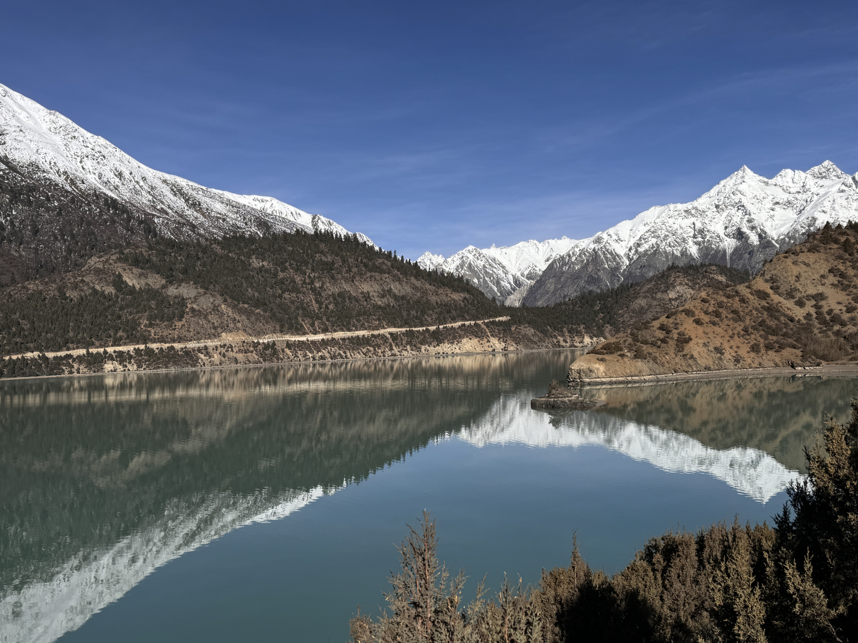 然乌湖位于西藏自治区昌都市八宿县境内西南部,紧邻川藏公路,是由于山