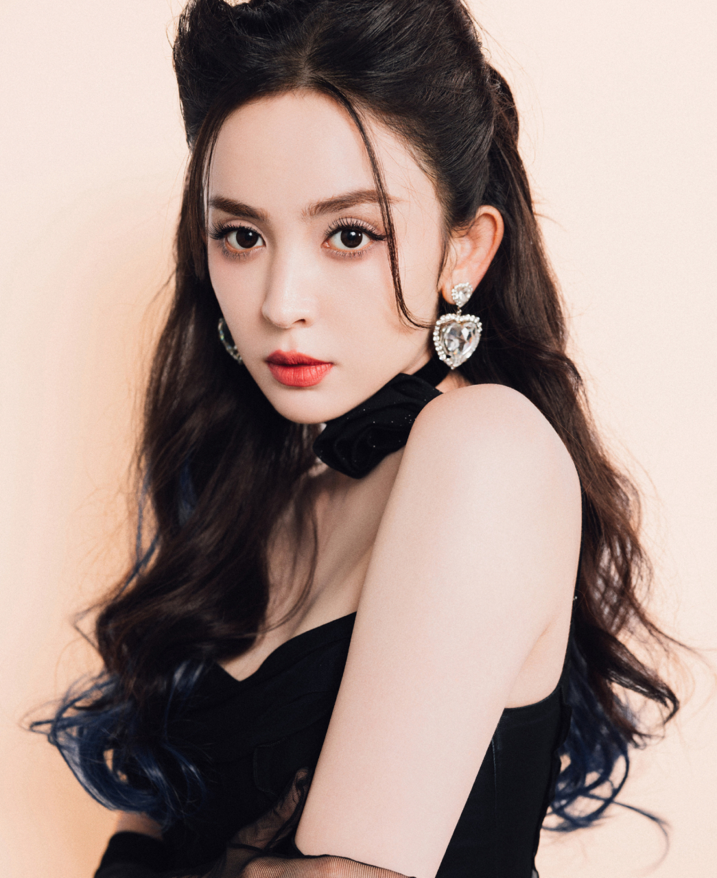 古力娜扎红唇猫耳吊带,甜酷撩人