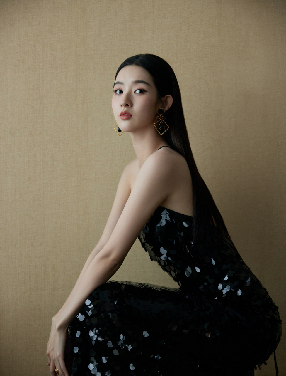 王玉雯黑色吊带礼服裙迷人大片