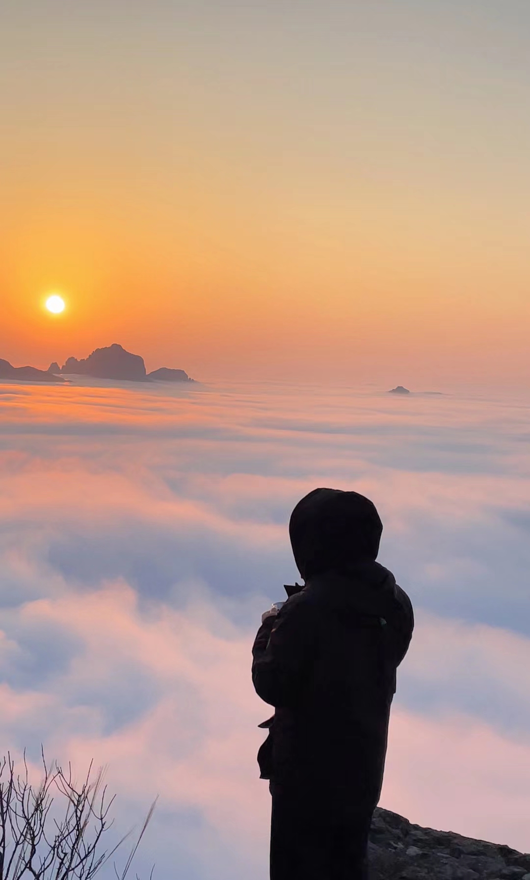 太阳落山人的背影图片图片