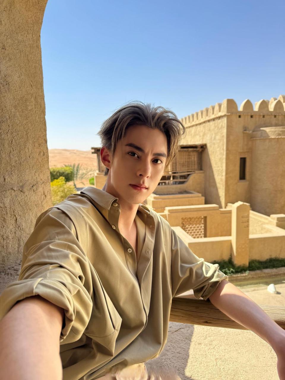 王鹤棣的沙漠自拍,帅帅的小伙子一枚呀,看得出来他很享受,一身装扮和