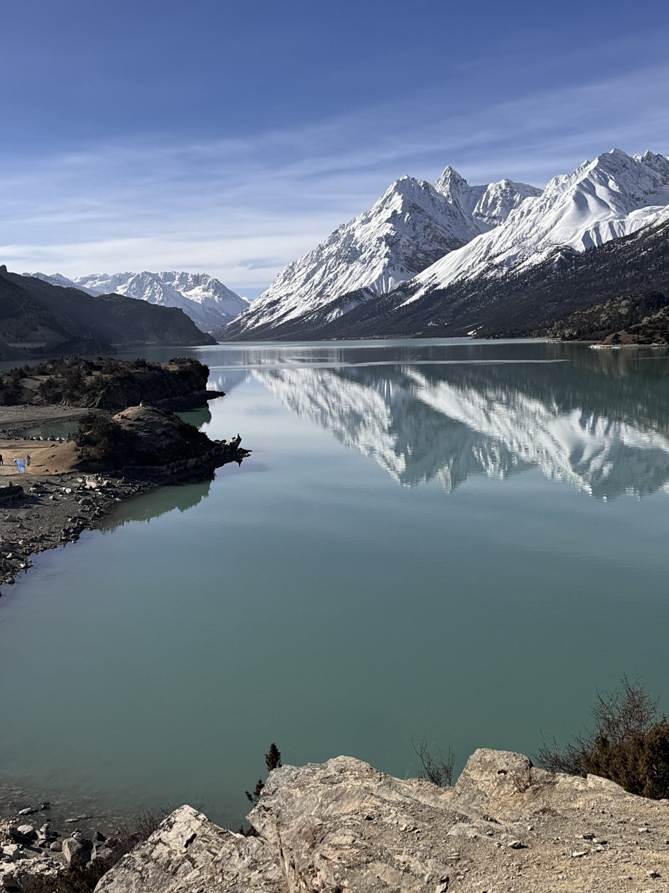 然乌湖位于西藏自治区昌都市八宿县境内西南部,紧邻川藏公路,是由于山
