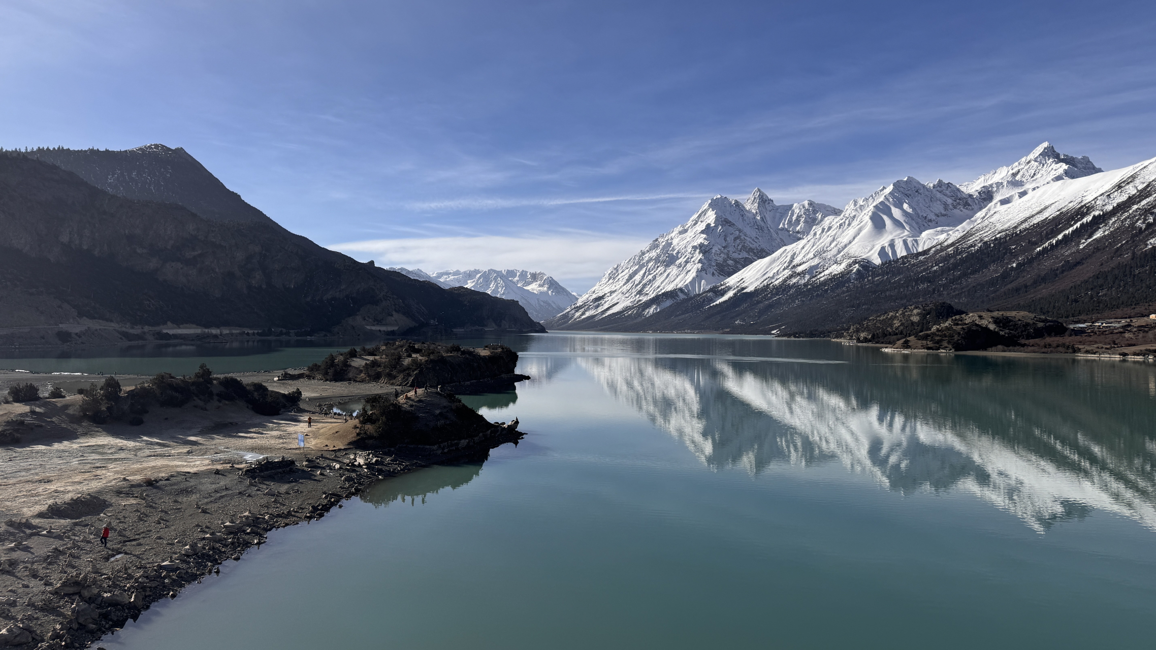 然乌湖位于西藏自治区昌都市八宿县境内西南部,紧邻川藏公路,是由于山