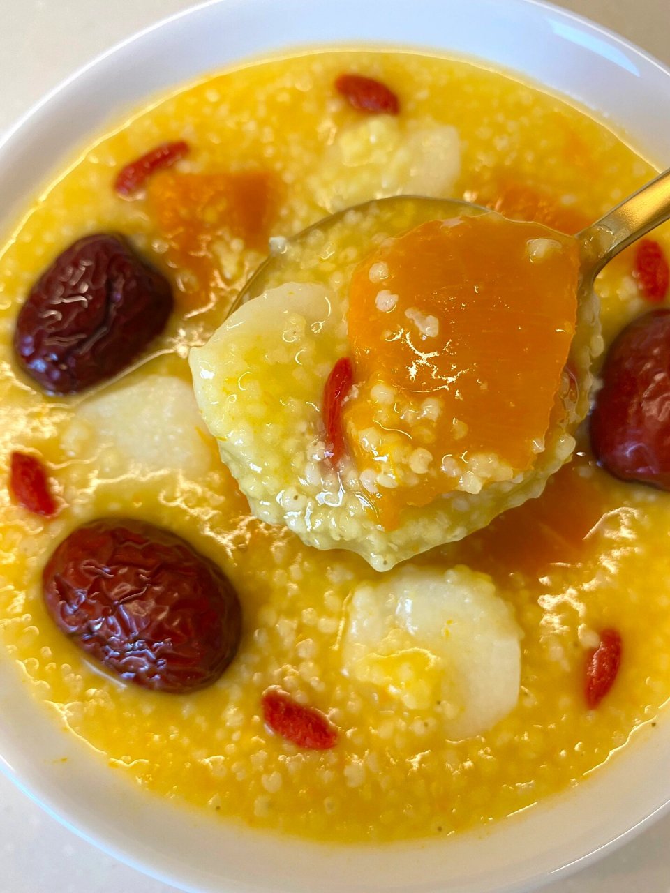 南瓜山药小米粥 食材: 小米,南瓜,山药,红枣,枸杞 南瓜和山药都很软糯