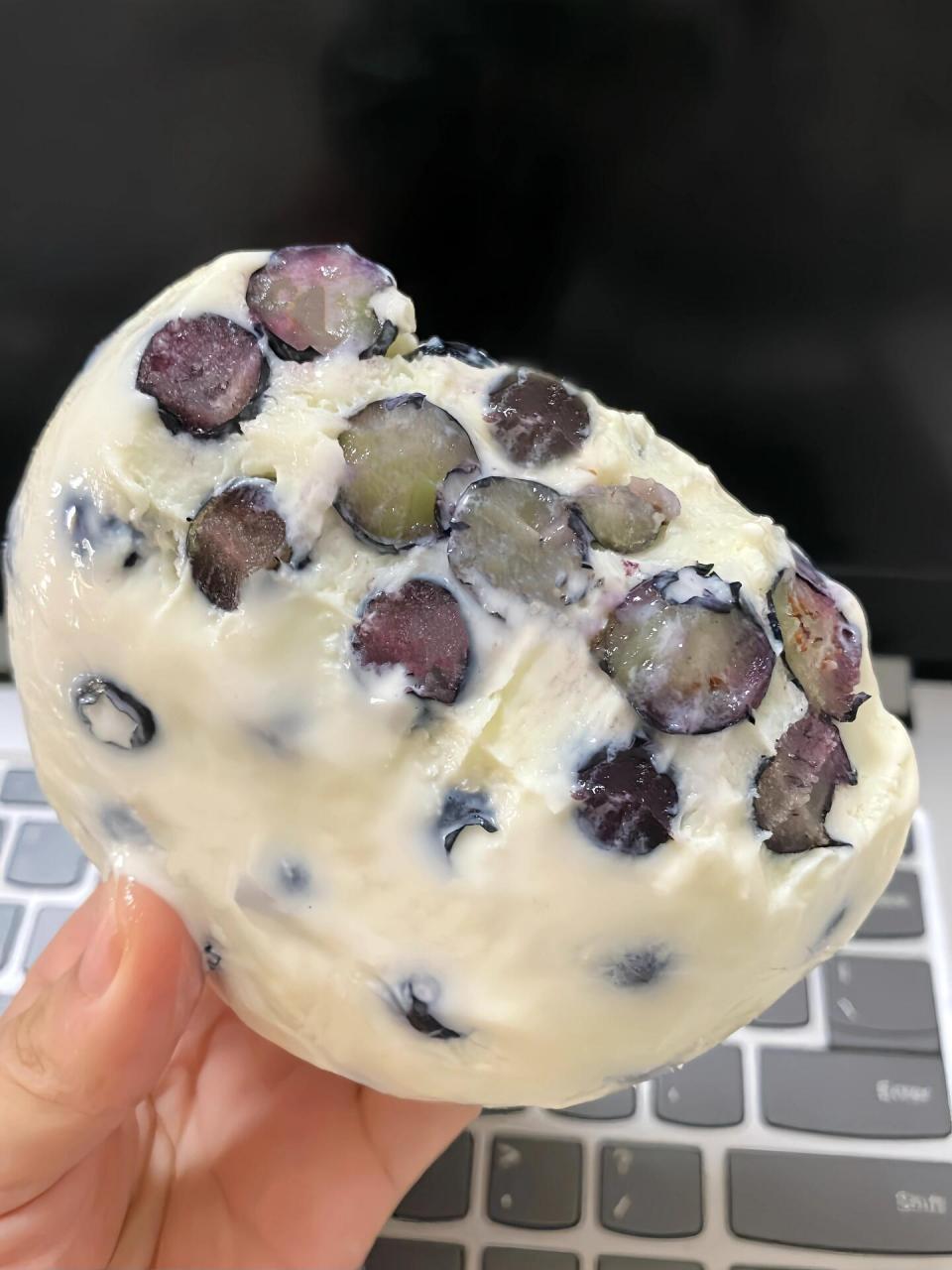 好吃s了… 食材:奶粉,酸奶,蓝莓08 所有食材放到碗里搅拌均匀,包上