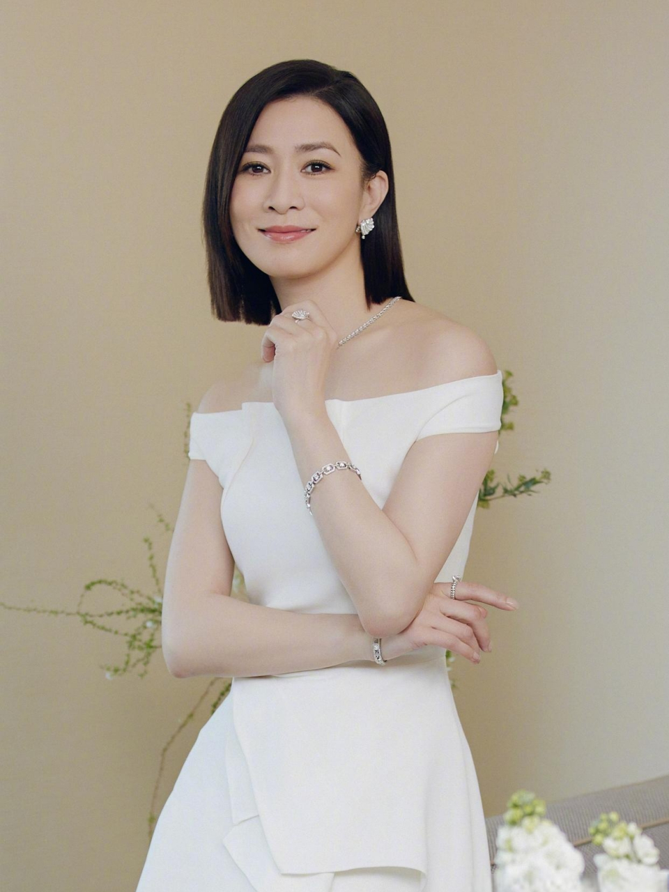 璀璨珠宝配白裙,佘诗曼一字肩写真大放异彩,光彩夺目.