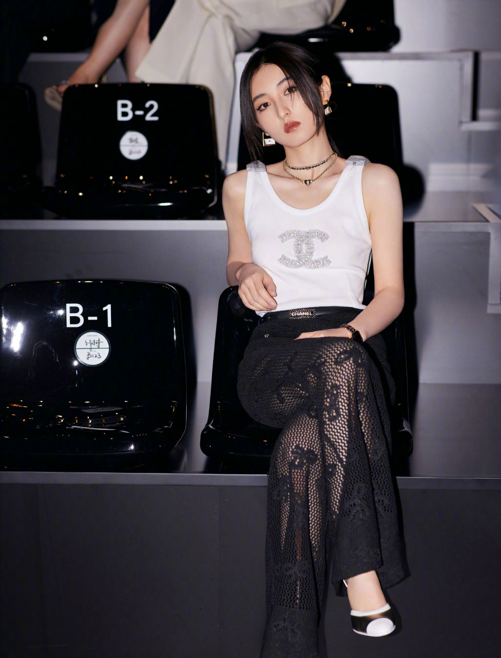 张子枫,黑白色彩穿搭,又酷又美