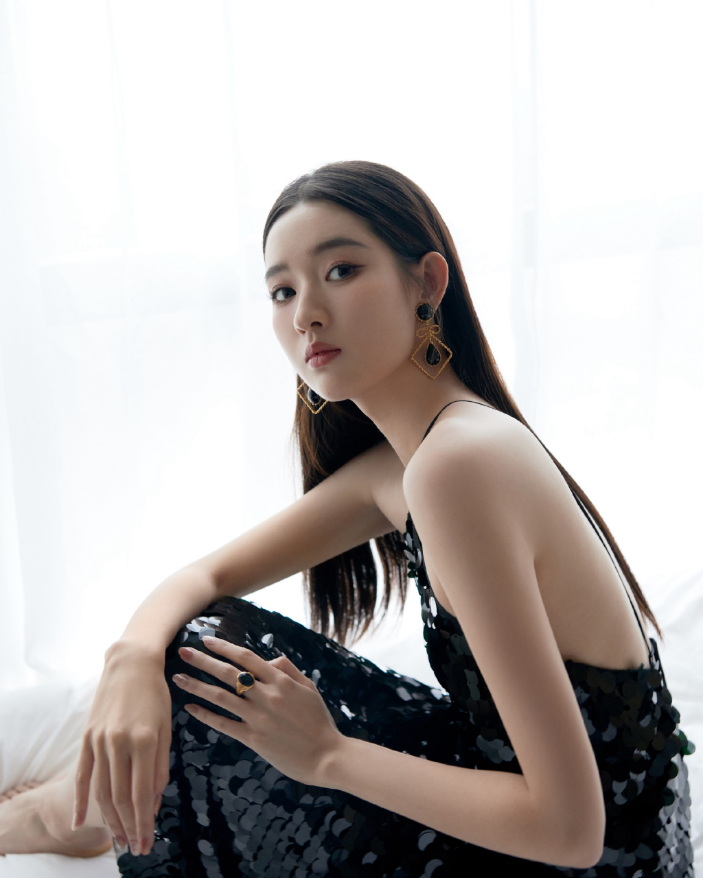 王玉雯黑色吊带礼服裙迷人大片