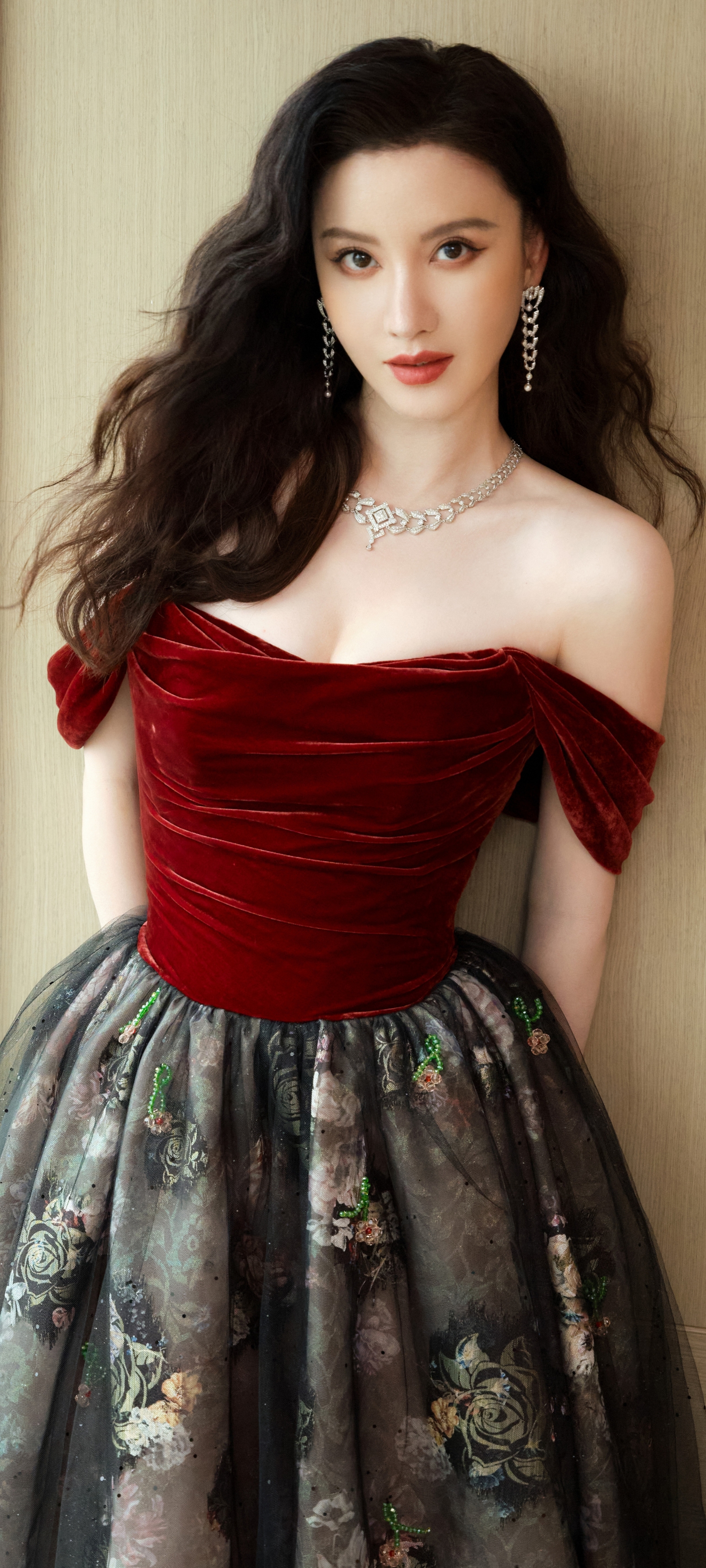 气质女神张萌,抹胸连衣裙时尚大片尽显优雅大气,精致迷人令人陶醉!