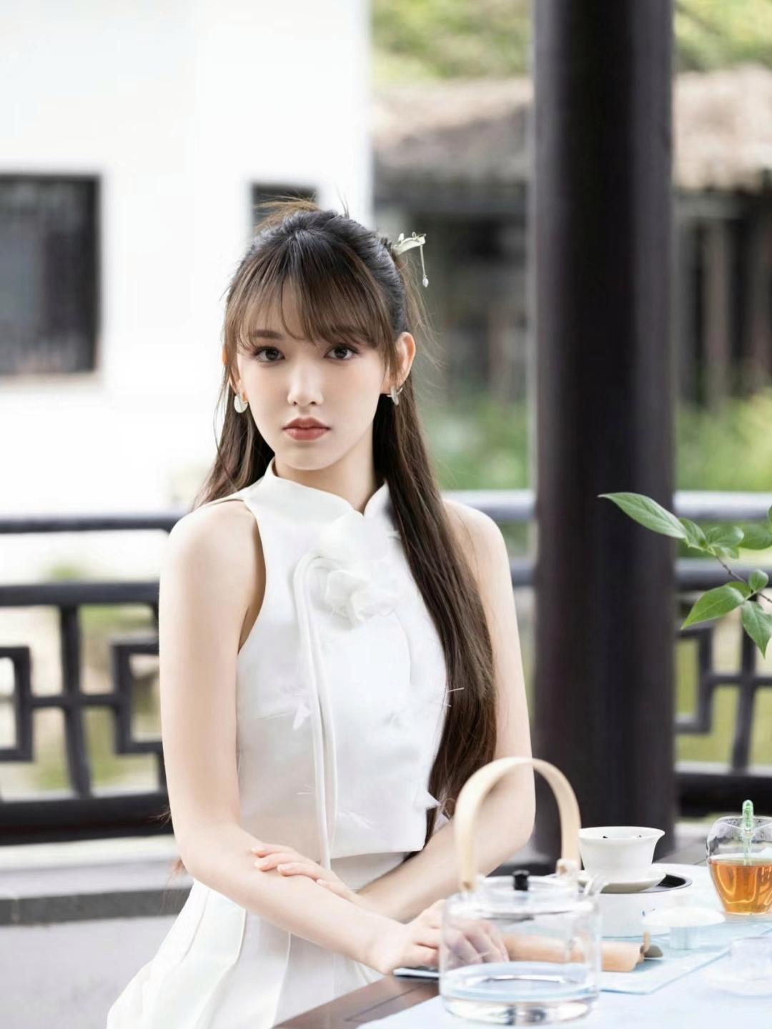 程潇白色短裙写真绝美身材让人欲罢不能