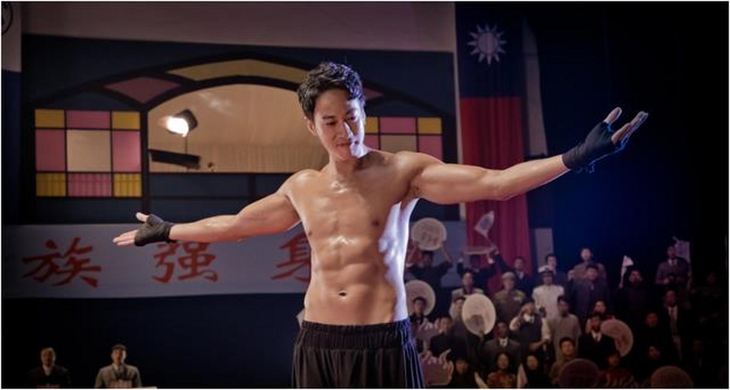 何润东以出色的演技和强大气场,成功塑造了猛将形象,如吕布和项羽,给