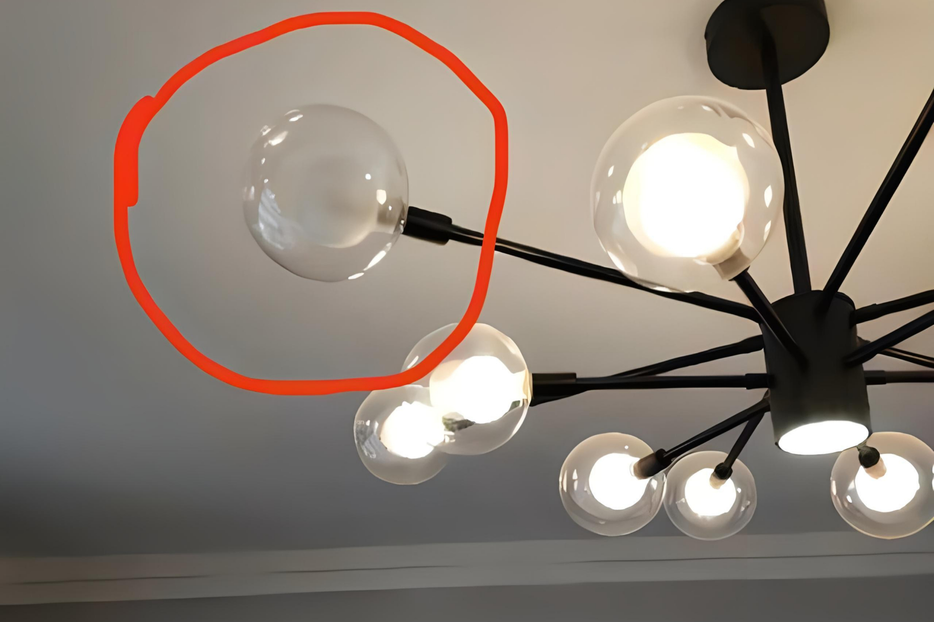 需冷静分析,针对性解决,如更换灯泡,拧紧接口,检查电路等.