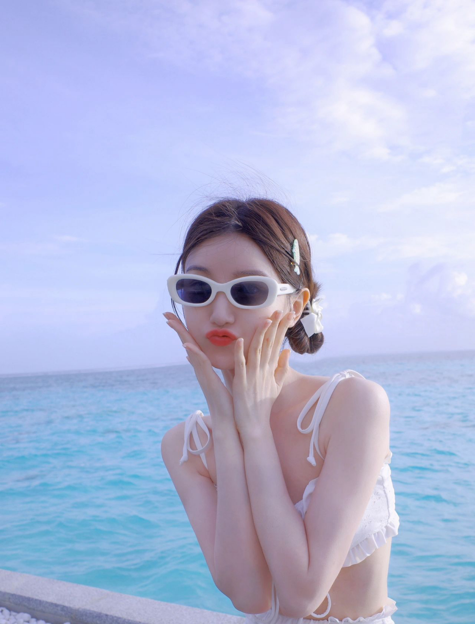 毛晓彤马尔代夫泳装照,好身材姐姐又甜又美,特别吸睛.