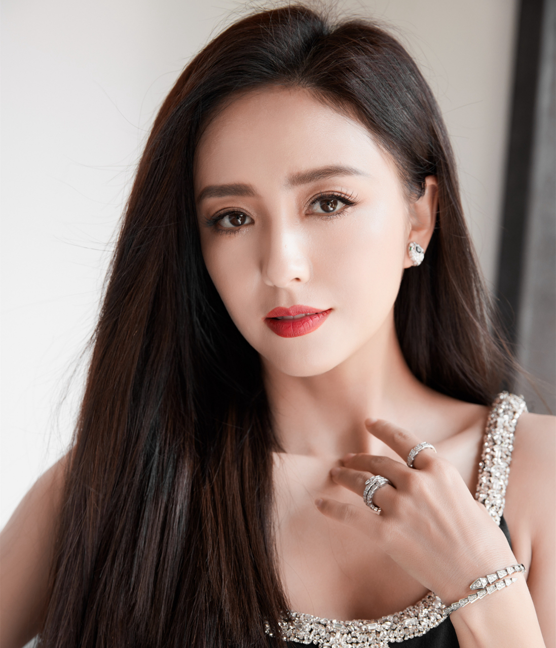 佟丽娅全新红毯造型:黑金长裙,长发红唇,风掠发梢,落入熠熠流光,美丽