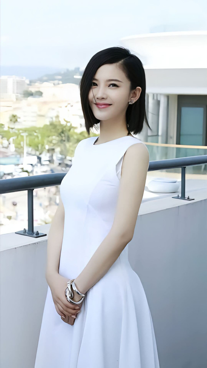 杨子姗鼻子一高一低图片