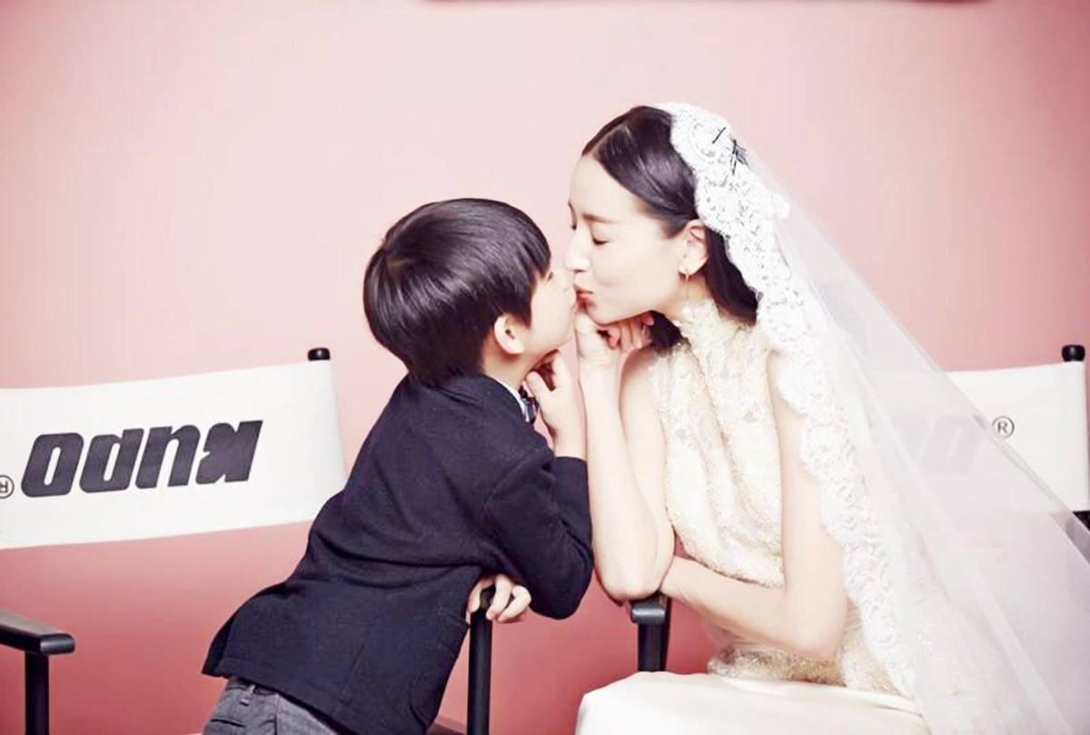 回顾董洁单亲妈妈带娃背后的辛酸与孩子父亲潘粤明终身不和解