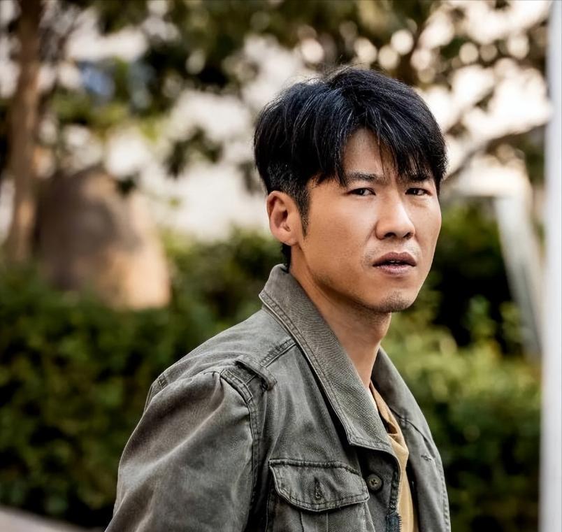 回顾演员王骁40岁走红娶平凡妻子生一女是母亲王馥荔的骄傲