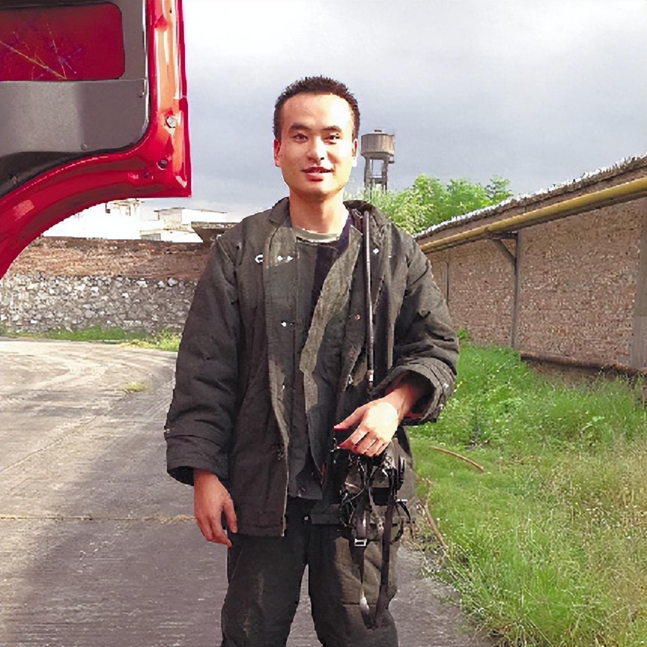 15年一广西消防员舍命救2岁女童僵硬倒地仍不松手享年27岁