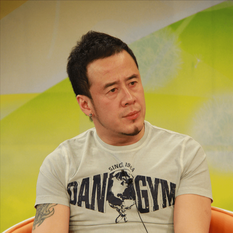 回顾孙浩26岁上春晚走红得罪杨坤20年不说话55岁今未婚没孩子