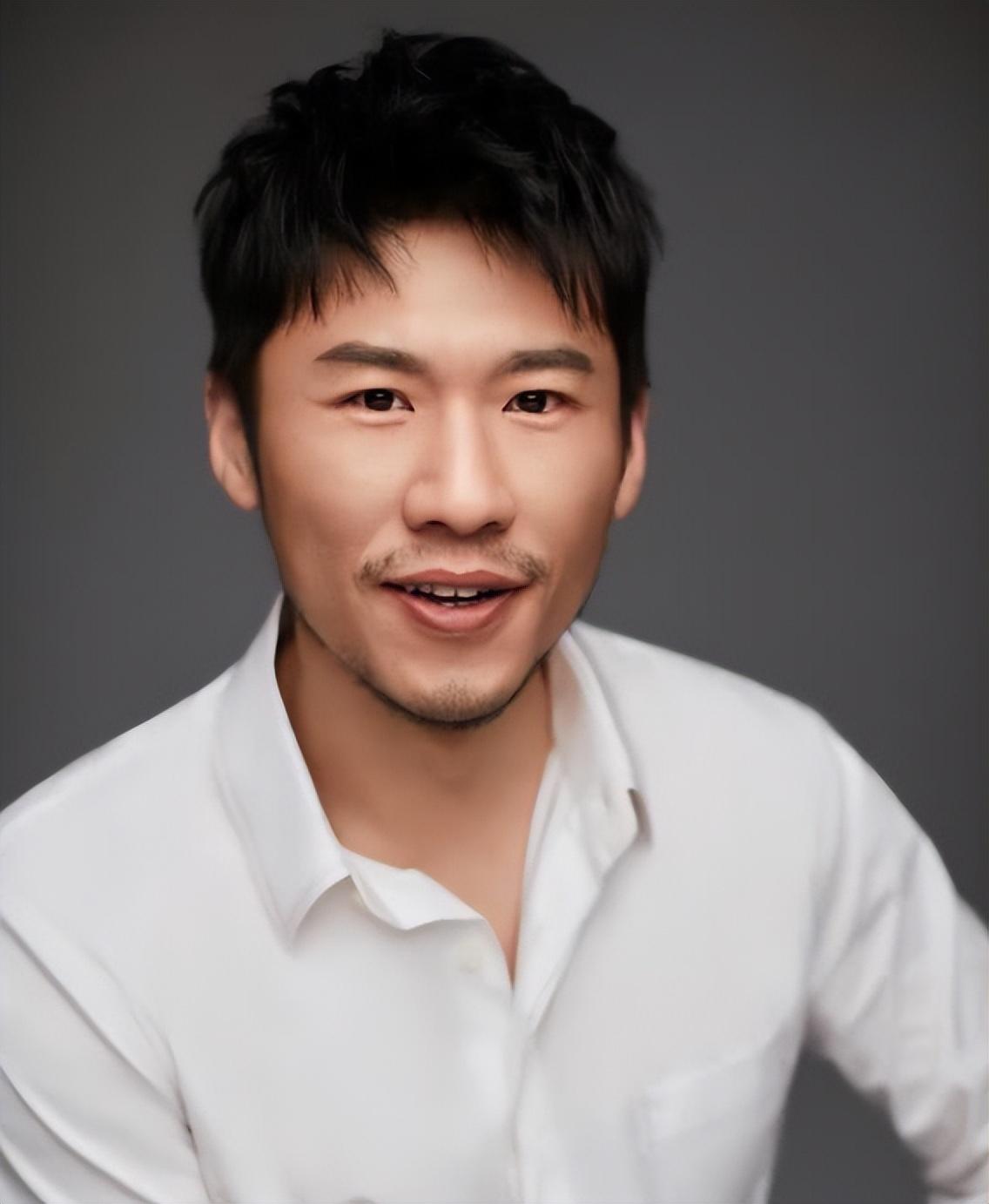 回顾演员王骁40岁走红娶平凡妻子生一女是母亲王馥荔的骄傲