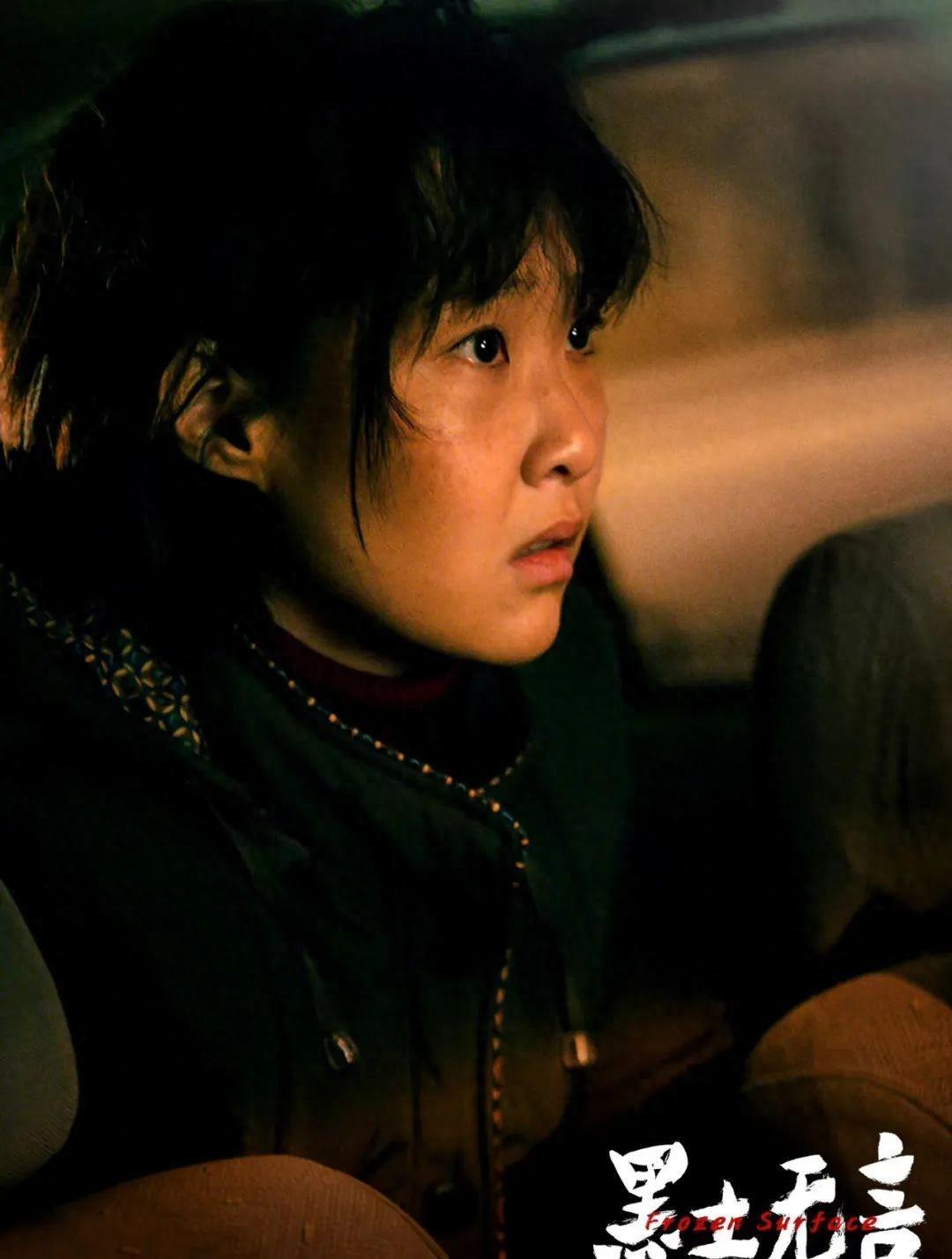 悬疑剧《黑土无言》里的金珠花,可以说是"杀疯了".手持砍刀,大摇大摆.