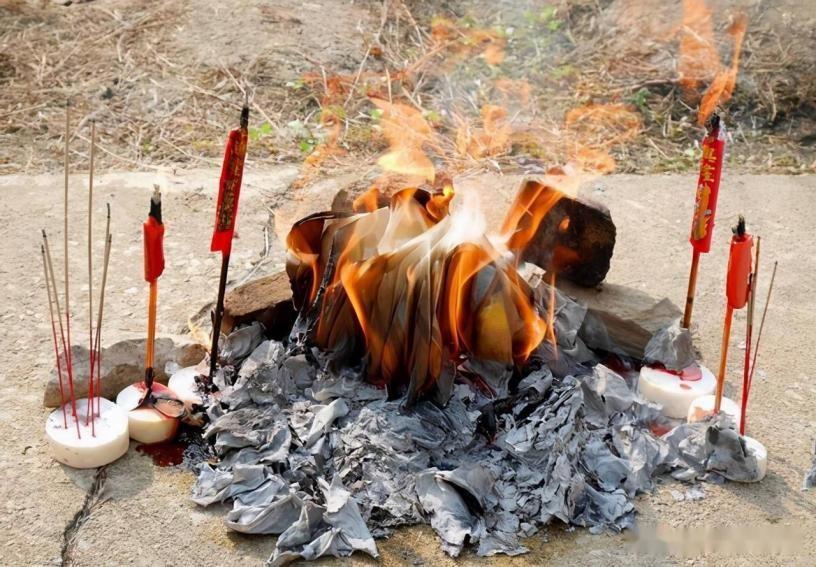 人死后为何要烧纸?流传了几千年的习俗